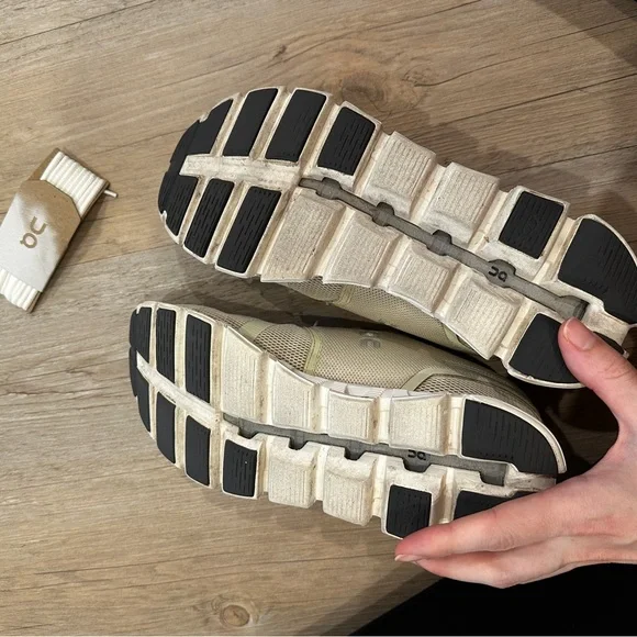 Used condition ON women’s tennis shoes - Picture 5 of 9